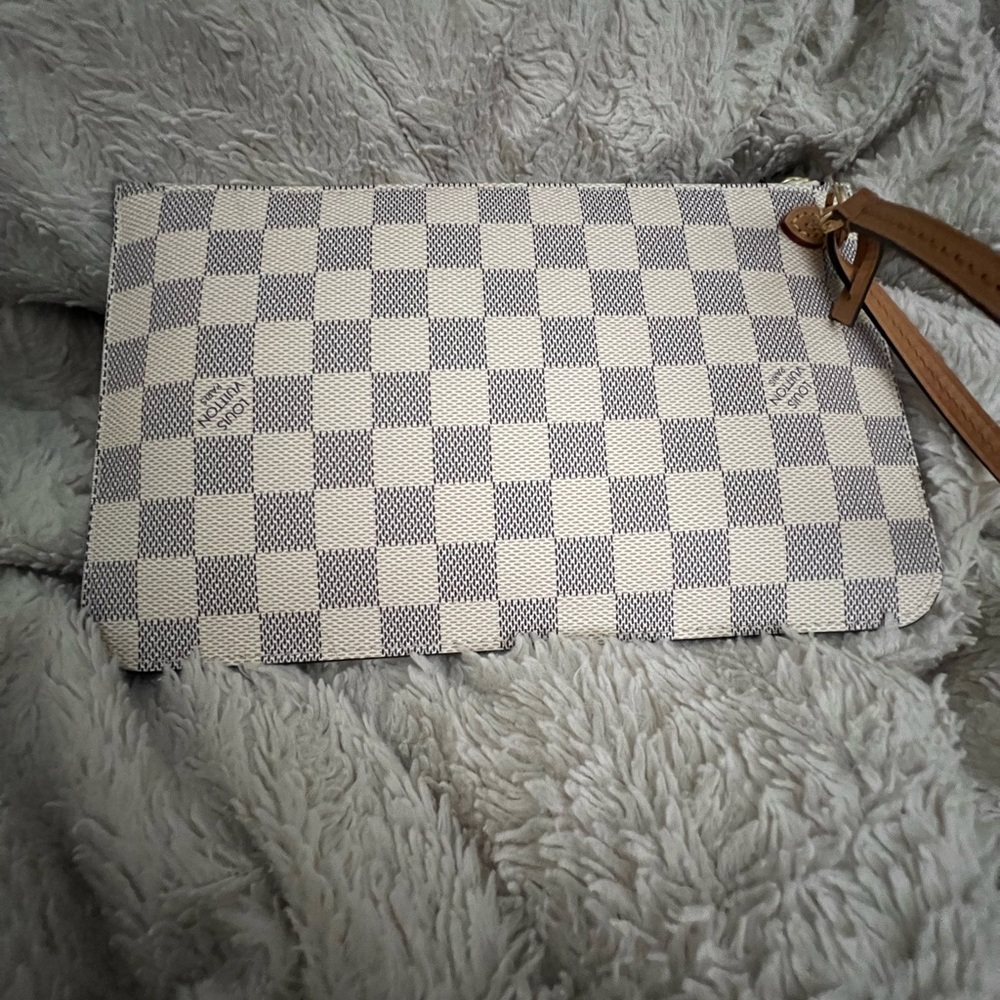 Louis Vuitton Neverfull mm pouch